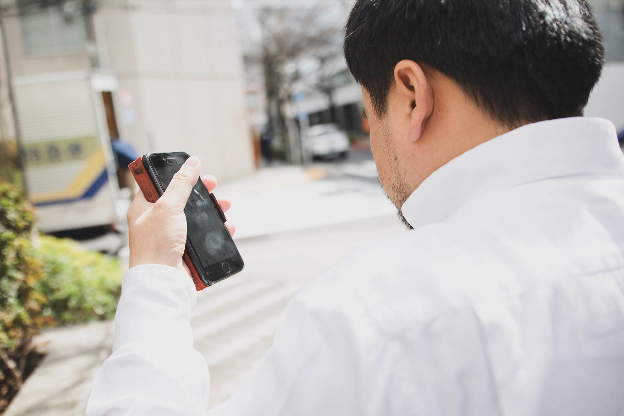 中根さんがスマートフォンの音声出力を利用している様子