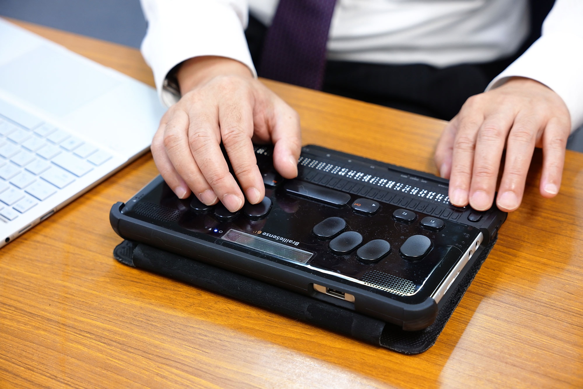 荒川さんが点字ディスプレイを使用している手元