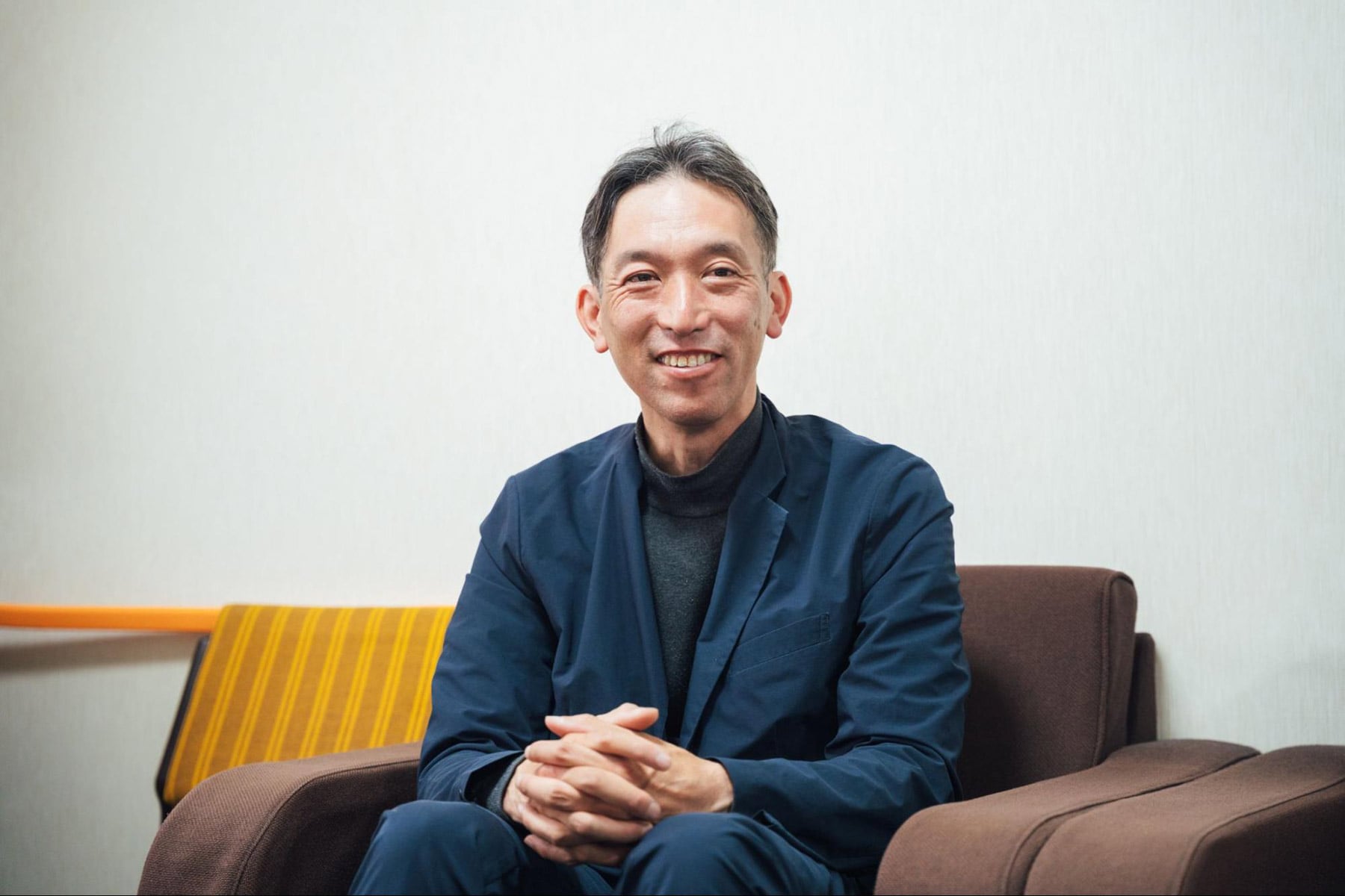 カメラに向かって微笑む伊吾田さん