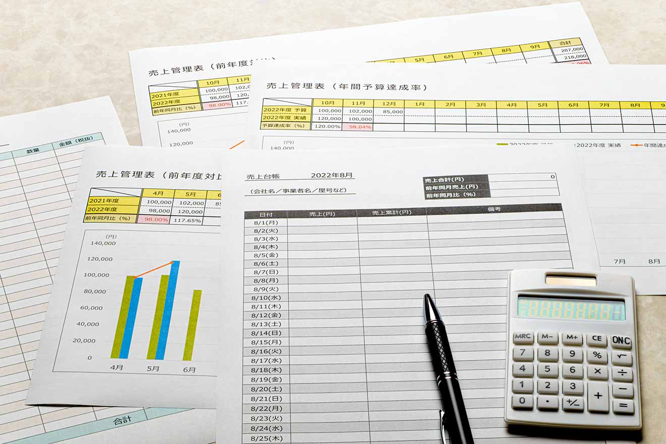 売上台帳とは？作成する目的や書き方、保存期間などについてわかりやすく解説 | 経営者から担当者にまで役立つバックオフィス基礎知識 |  クラウド会計ソフト freee
