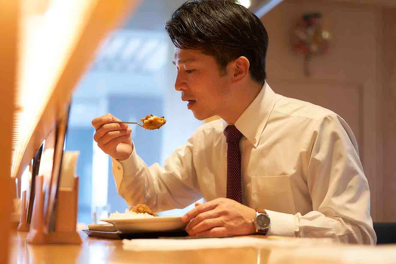 出張中の食事代は経費にできる？主な勘定科目や仕訳をする際の注意点を解説