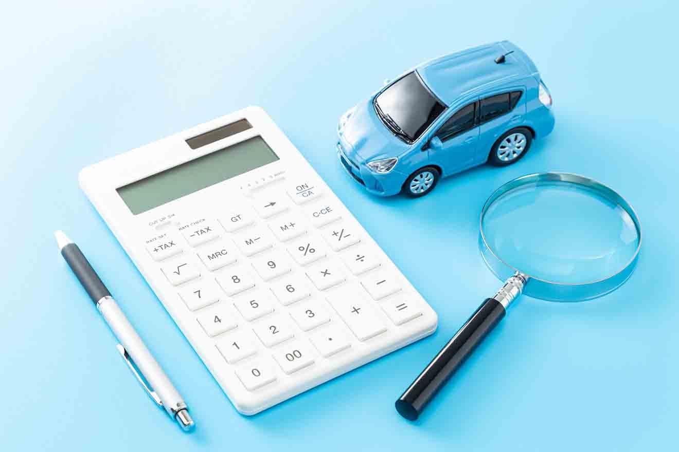 自動車保険で使用する勘定科目は？ 経費計上のポイントや仕訳例を具体的に解説