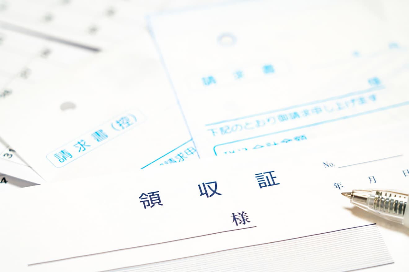 インボイス制度導入で領収書の扱いや書き方はどう変わる？ 発行側と受取側それぞれの対応について解説