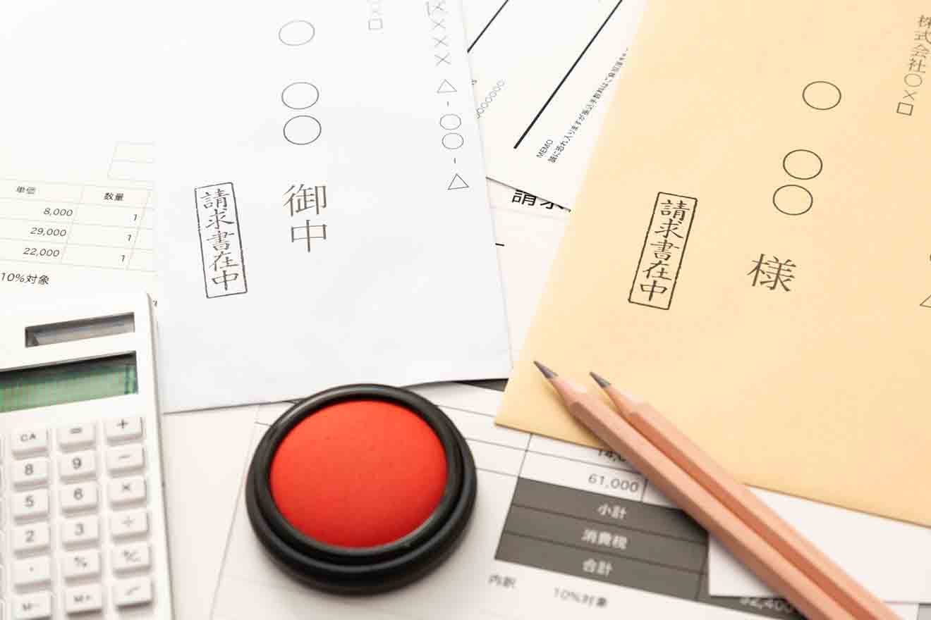 請求書郵送業務の流れは?手間とコストを削減する方法も解説