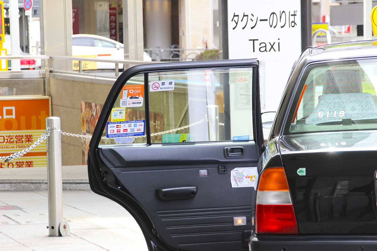 タクシー代の勘定科目とは？仕訳例や経費計上に関する注意点を解説