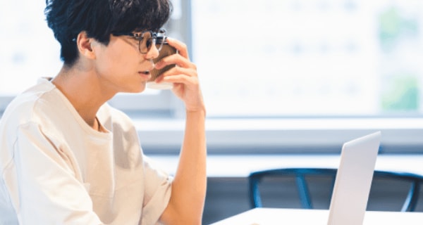 書類をチェックする担当者