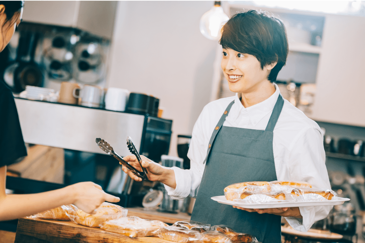 カフェで対応する店員