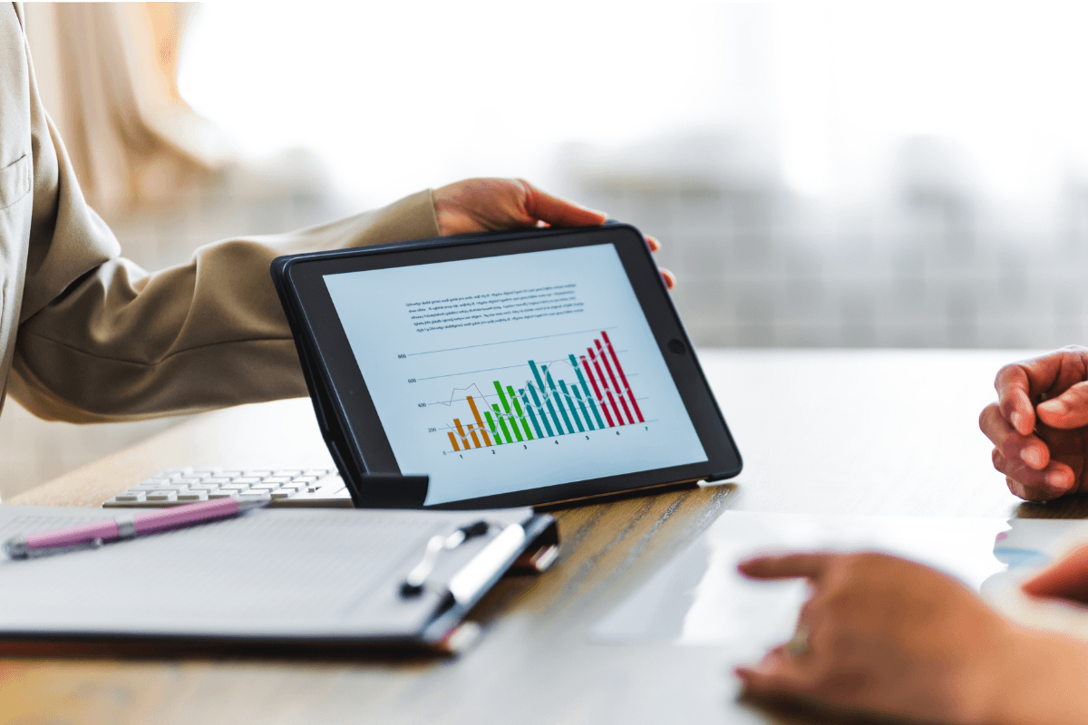 タブレットで提案する金融出身の担当者