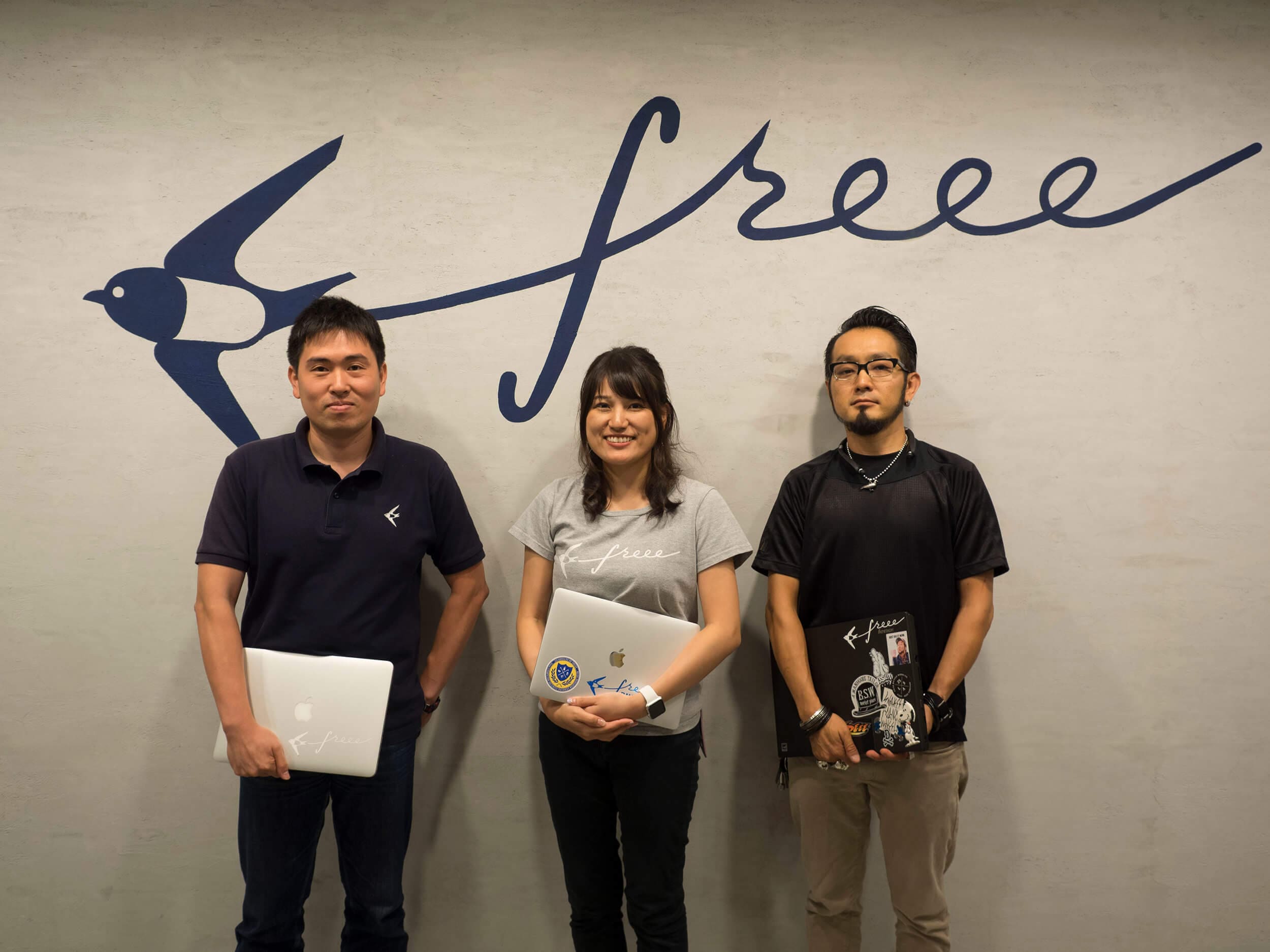 左から、プロダクト開発担当の轡田さん、企画・マーケティング担当の前村さん、デザイナーの黒田さん