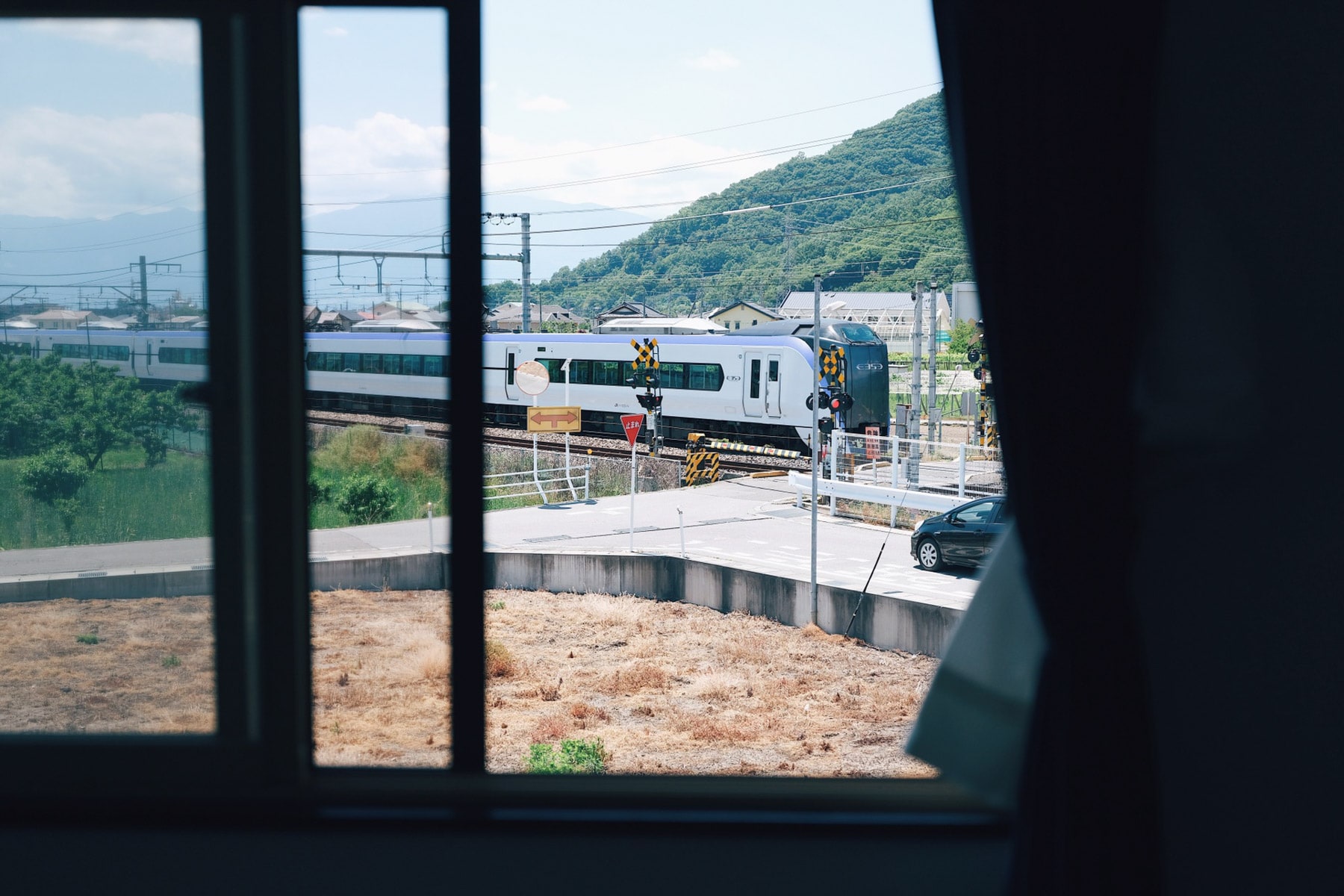 鐡ノ家から見た中央本線の列車